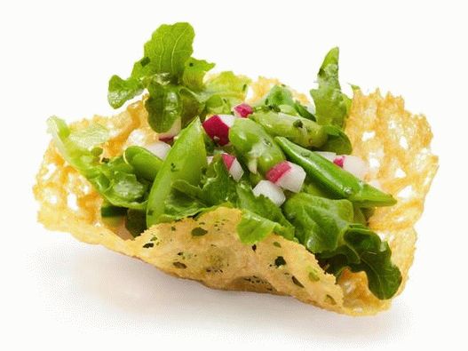 Salată de primăvară cu coșuri de parmezan