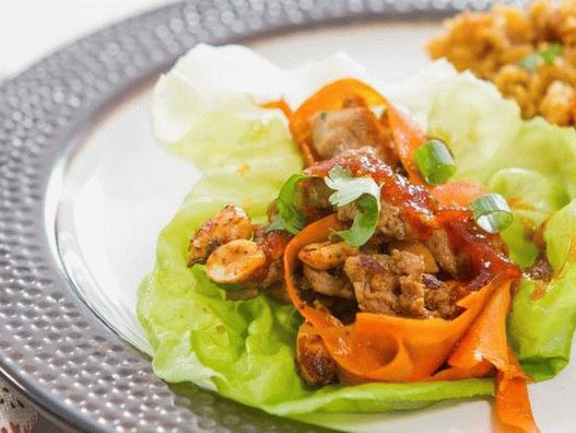Aperitiv picant de curcan pe frunze de salată cu gem de piper roșu
