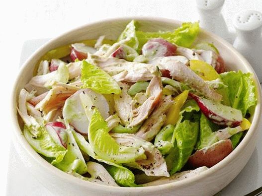 Foto Salată de primăvară cu pui și cartofi
