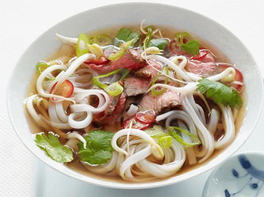 Foto cu supa vietnameză Pho Bo (supă de taitei cu vită)