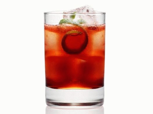 Foto vodka de cireș cu cuburi de gheață afumată