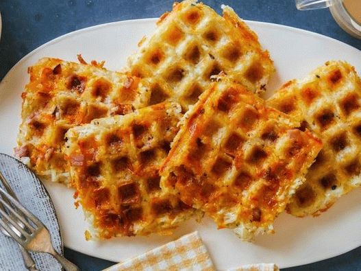 Fotografia farfuriei - clătite de cartofi Hash Brown într-un fier de napolitane