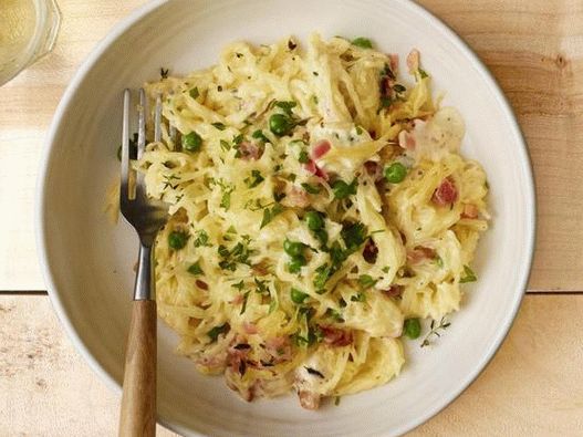 Foto cu farfuria - dovleac de spaghete în sosul Alfredo cu Pancetta și mazăre verde