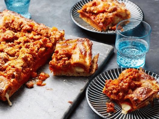 Foto cu farfuria - Pizza cu crustă umplută cu mozzarella