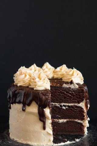 Prăjitura cu ciocolată umedă cu cremă cu unt de vanilie