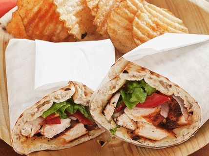 Foto de ambalaje cu pui, roșii și salată cremă romină