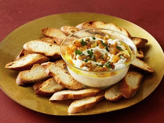 Foto de ricotta frântă cu stafide și nuci de pin