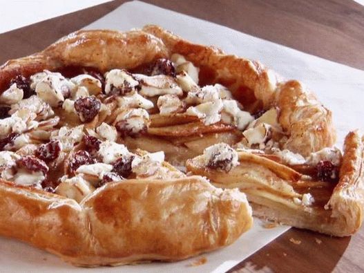 Biscuit cu mere cu topping de brânză de capră, cireșe și migdale