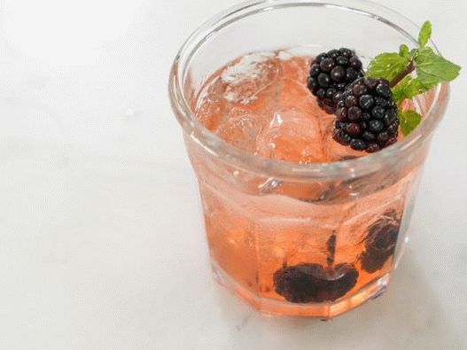 Foto cocktail de mere cu moonshine