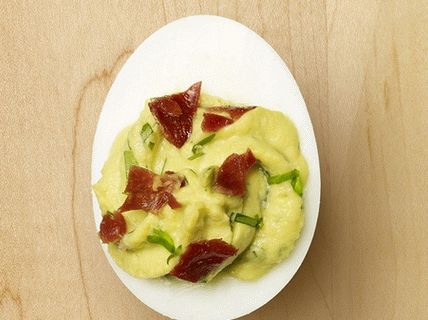 Foto cu ouă umplute cu avocado și șuncă