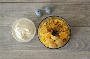  " ></p>
</li>
<li>
<p>Puneți pasta de porumb pregătită într-o pungă de patiserie cu o duză și umpleți frumos albușurile de ou.  <img src="/wp-content/uploads/images/yajca-_farshirovannie_kukuruznoj_pastoj_foo_4.jpg"alt=