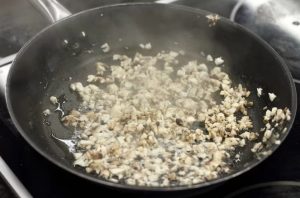 " ></p>
</li>
<li>
<p>Se macină gălbenușurile cu o furculiță, se adaugă champignons prăjiți, pătrunjel tocat (2 ramuri), maioneză și amestecă.  <img src="/wp-content/uploads/images/yajca-_farshirovannie_shampinonami_foo_4.jpg"alt=