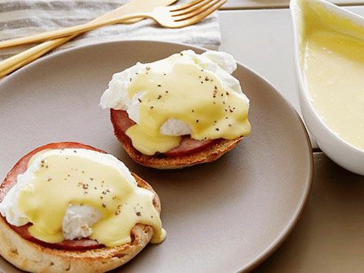 Foto cu Benedict Eggs cu sos de Hollandaise