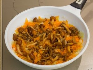  " ></li>
<li>Se macină ciupercile prăjite într-un blender.  <img src="/wp-content/uploads/images/yajca_s_lesnimi_gribami_foo_4.jpg" alt=