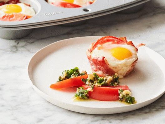 Foto cu ouă în castroane de prosciutto la cuptor (dieta paleo)