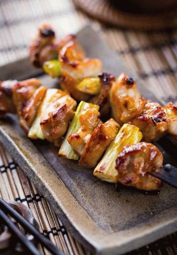 Fotografia lui Yakitori de pui cu prazul (Kebabs tradiționali japonezi)