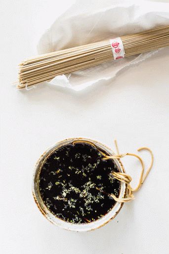 Fotografia sosului japonez Tsuyu pentru taitei soba