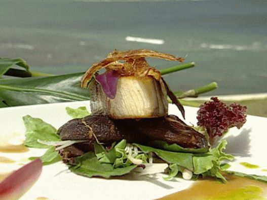 Fotografie cu o galbenă japoneză cu ciuperci shiitake coapte cu ghimbir și sos de vinetă cu bere rădăcină și hoisin