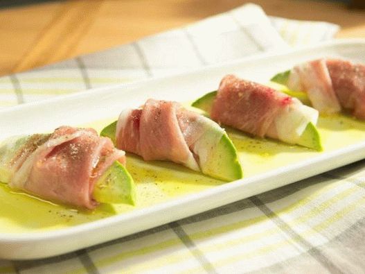 Fotografia aperitivului de avocado învelit în prosciutto