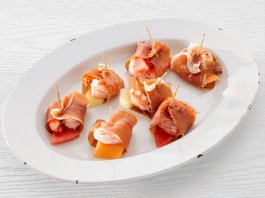 Aperitiv foto de pepene galben și creveți înveliți în șuncă de prosciutto