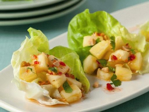 Aperitiv foto cu ananas pe salată și sos thailandez