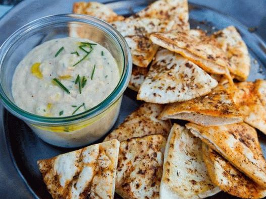 Foto din farfurie - piure de fasole albă și tahini cu chipsuri de pita