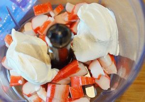  " ></li>
<li>Se dizolvă gelatina înmuiată anterior în apă rece baie de apă. </li>
<li>În cele trei umpluturi rezultate – proteine, gălbenuș, crab – puneți o lingură de gelatină, sare, amestecați. </li>
<li>În vasul cu peștele, puneți primul strat de proteine mousse.Apoi – crab și gălbenuș. </li>
<li>Acoperiți cu folie clingă și îndepărtați la rece cel puțin două ore.  <img src="/wp-content/uploads/images/zakusochnij_tort_s_krabovoj_nachinkoj_foo_4.jpg"alt=