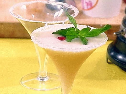 Foto cu champagne congelate și cocktail de piersici