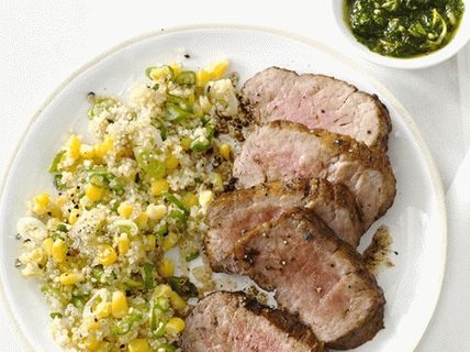 Fotografie cu carne de porc la cuptor în condimente cu chinoa