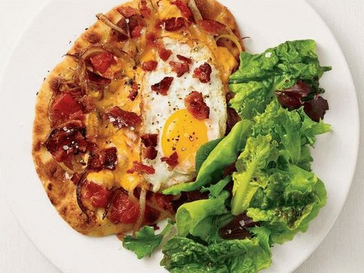 Foto tortilla la cuptor cu brânză, slănină și ouă prăjite