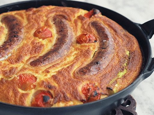 Casserole foto cu cârnați și sos de ceapă