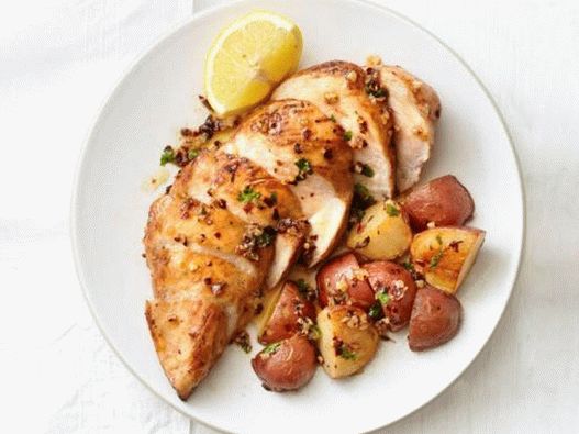 Piept de pui coapte cu cartofi și usturoi caramelizat