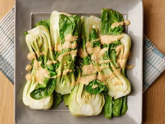 Varză Bok Choy cu sos miso în cuptorul cu microunde