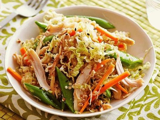 Salată de pui și quinoa asiatică