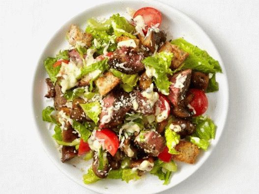Salată caldă cu vită și mazăre murată