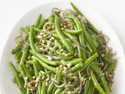 Fasole verde cu nuci de pin