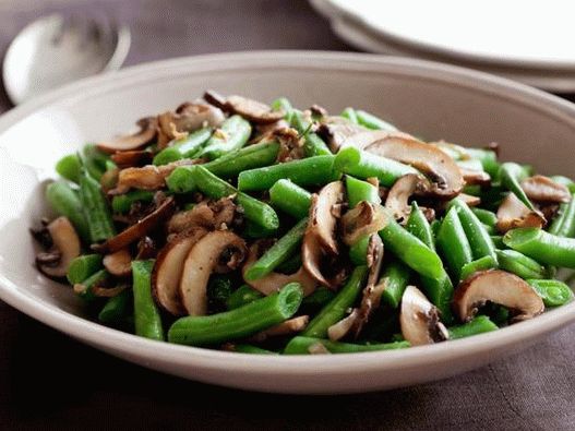 Foto fasole verde cu ciuperci și șaluri