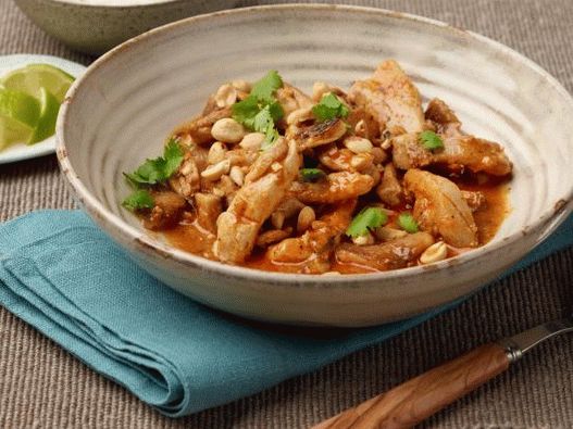 Foto de pui prăjit cu sos de curry picant