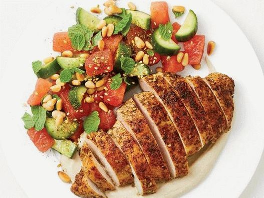 Fotografie cu pui prăjit asezonat cu zaatar cu salată de pepene verde