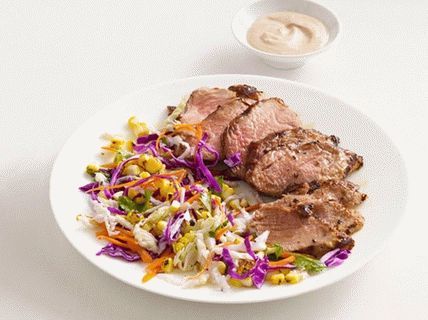 Foto cu carne de porc la grătar cu salată de porumb și varză