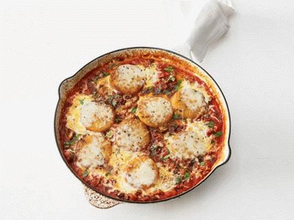 Foto cu polenta la grătar cu cârnați și mozzarella italiană