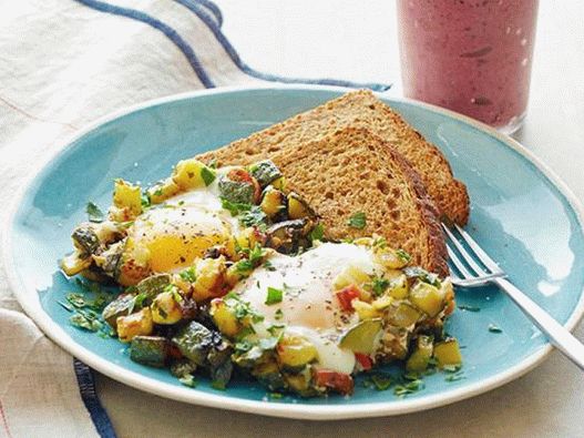 Foto dovlecei prăjiți cu ouă și un smoothie cu fructe de banane