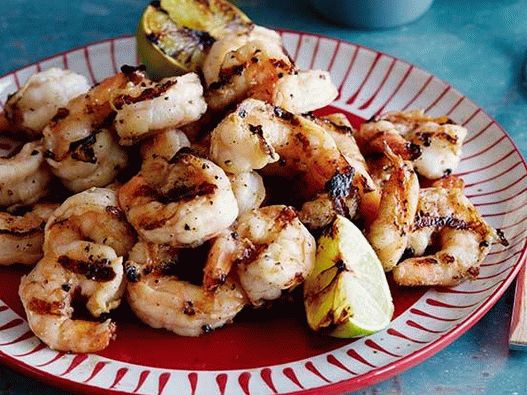 Foto de creveți la grătar cu sos de soia, ghimbir proaspăt și usturoi