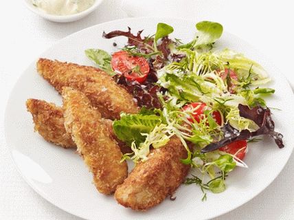 Fotografie cu piept de pui prăjit în pesmet cu salată