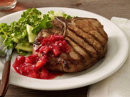Photo Cutlets de porc natural la grătar cu chutney-prun