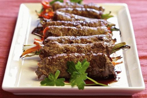 Foto cu prăjeli de vită prăjită umplute cu legume japoneze