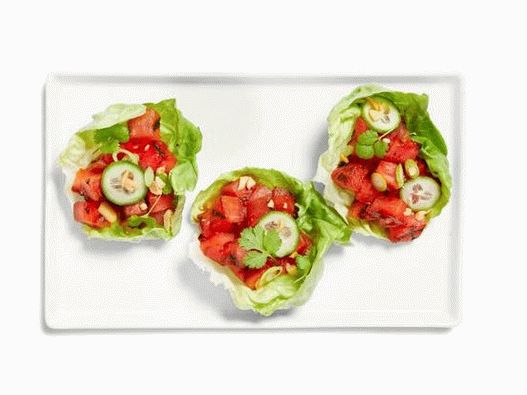 Fotografie cu pepene verde la grătar în frunze de salată thailandeze