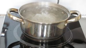  " ></li>
<li>Adăugați gelatină în saramura ușor răcită.  Amintiți-vă de important moment – gelatina nu poate fi fiartă. </li>
<li>Acum umpleți roșiile noastre cu o saramură bine răcită și pune sterilizare.  Băncile de litri vor dura 10 minute.  <img src="/wp-content/uploads/images/zhele_iz_pomidorov_s_koricej_v_zakrutke_foo_6.jpg"alt=