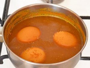  " ></li>
<li>Se lasă cel puțin 30 de minute.  Cu cât ouăle vor fi mai lungi în amestec, cu atât sunt mai luminoase. </li>
</ol>
<h5><span id="Cuvinte_cheie">Cuvinte cheie: </span></h5>
<ul>
<li>curcumă </li>
<li>Paști </li>
<li>ouă </li>
</ul>
</p><script>
if (typeof jsInputerLaunch === 